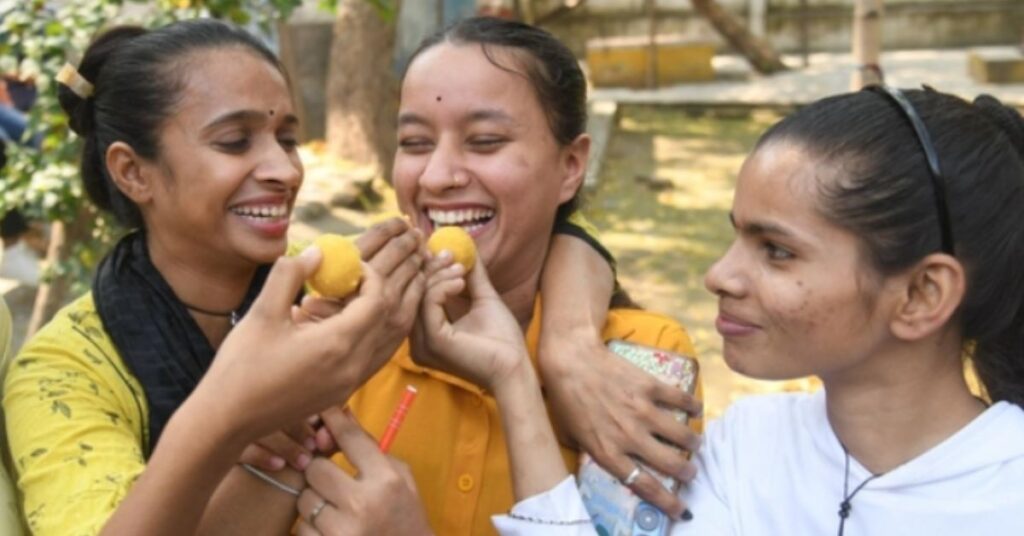 बिहार बोर्ड इंटरमीडिएट का परिणाम जारी होने के बाद खुशी मनाती सफल छात्राएं।