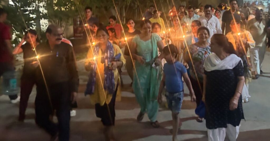 पहलगाम आतंकी हमले के विरोध में फ्रेंच अपार्टमेंट में कैंडल मार्च