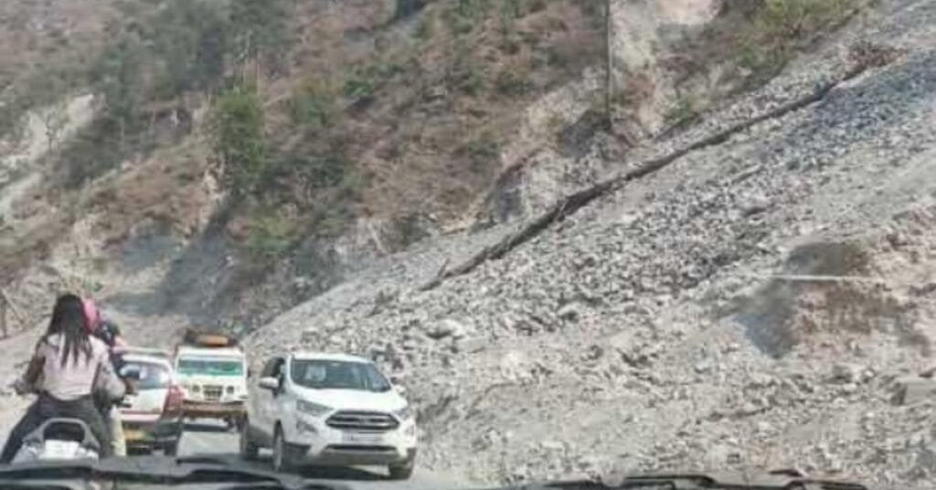 अल्मोड़ा हल्द्वानी रोड क्वारब में टूटी सड़क बवाल-ए-जान