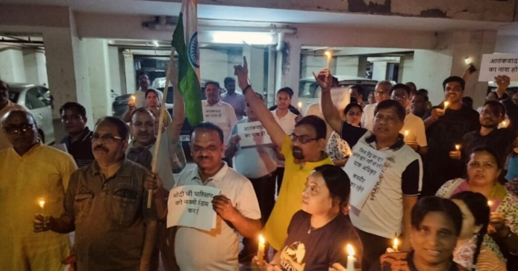पहलगाम आतंकी हमले के बाद गुस्सा, ग्रेटर नोएडा में कैंडल मार्च