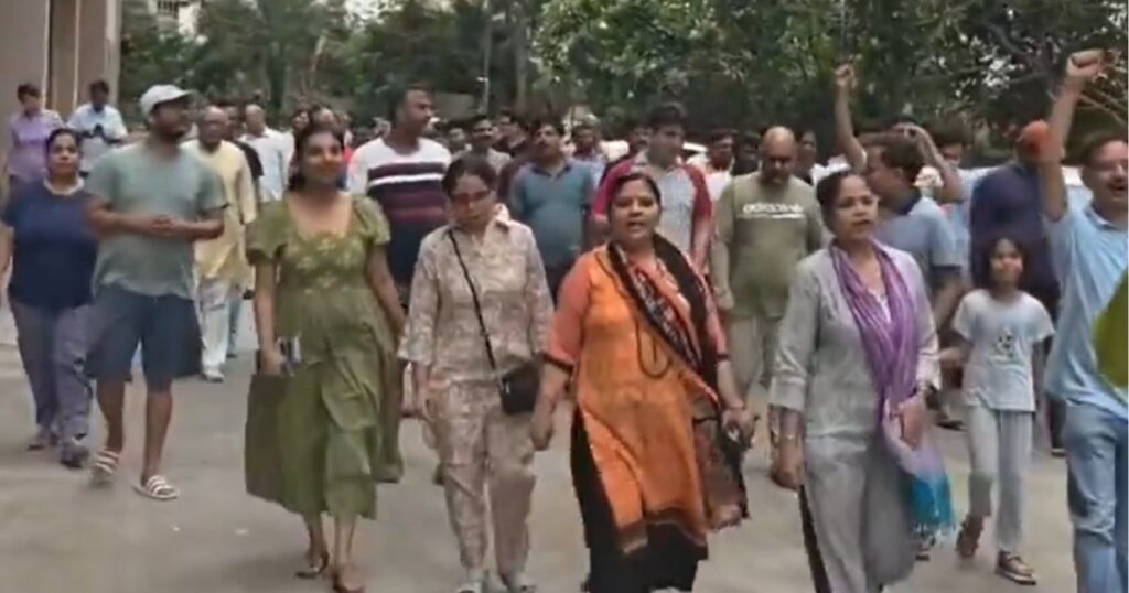 अजनारा होम्स सोसाइटी में प्रदर्शन, मूलभूत सुविधाओं की कमी से नाराजगी