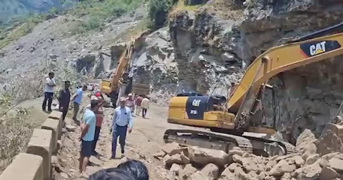 उत्तराखंड में भूस्खलन का कहर: आदि कैलाश यात्रा मार्ग पर गिरी चट्टानें, यात्रा पर मंडराया खतरा