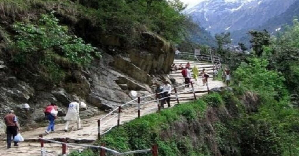केदारनाथ में बड़ा हादसा खाई में गिरने से श्रद्धालु की मौत