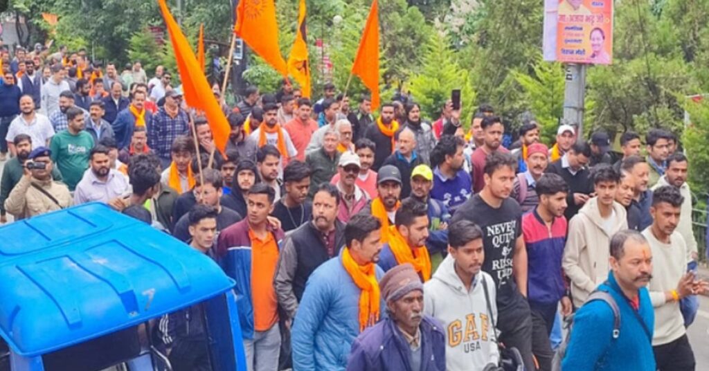 नैनीताल दुष्कर्म मामला हिंदूवादी संगठनों का गुस्सा, जूलूस और पुलिस से धक्कामुक्की