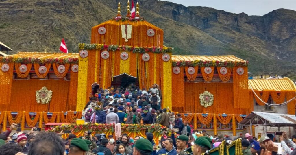 बद्रीनाथ धाम के कपाट खुले 15 हजार से अधिक श्रद्धालु बने साक्षी