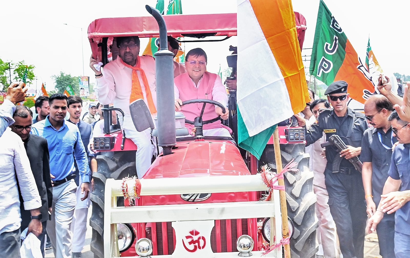 Uttarakhand news : ट्रैक्टर पर सीएम, बगल में बॉडीगार्ड, हरिद्वार में रोड शो के बहाने संदेश