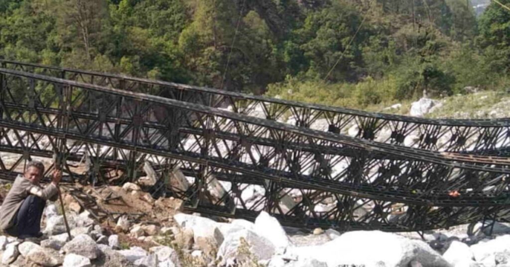 थराली में बैली ब्रिज ढहने पर 4 इंजीनियर सस्पेंड, ठेकेदार पर केस दर्ज