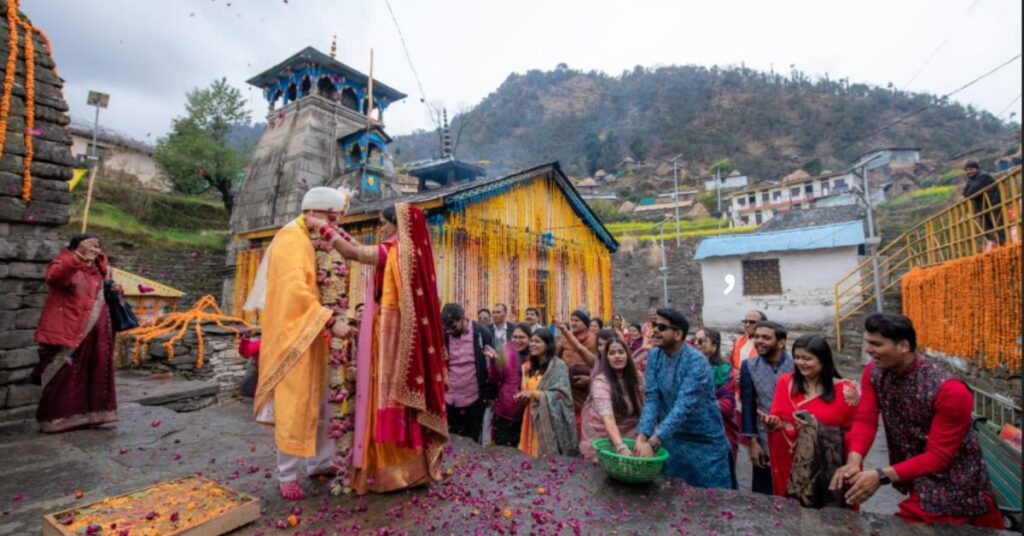त्रिजुगीनारायण मंदिर में डेस्टिनेशन वेडिंग का क्रेज बढ़ा, हर महीने 100 विवाह