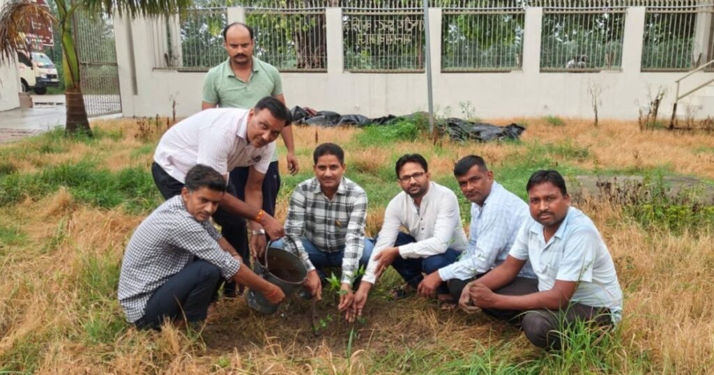 हरेला पर्व पर राष्ट्रीय इंटर कॉलेज भलसवागाज में छात्रों ने पौधरोपण किया
