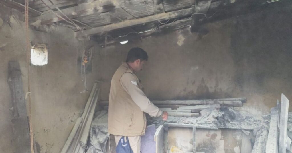 नैनीताल के अस्पताल में मचा हड़कंप, नशेड़ियों ने सरकारी गोदाम में लगाई आग